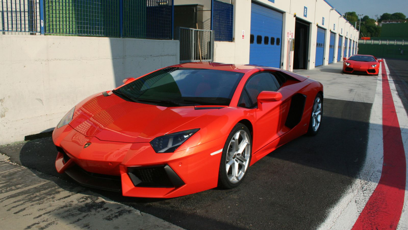 Illustration for article titled Lamborghini Aventador LP-700 at Vallelunga